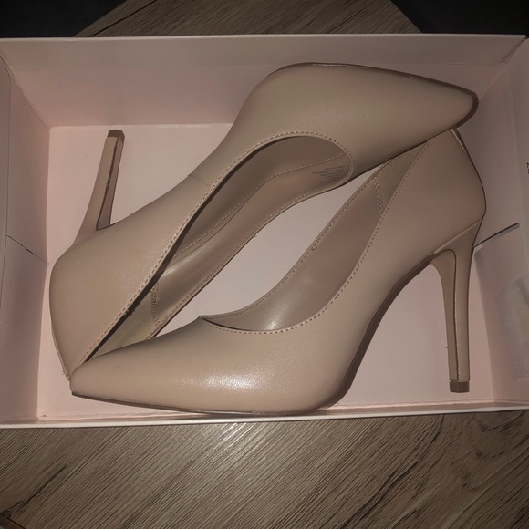 SALE ✨ Any 2 Items, 20% Off ✨ NWT BCBG // Leather Pumps - Picture 4 of 5